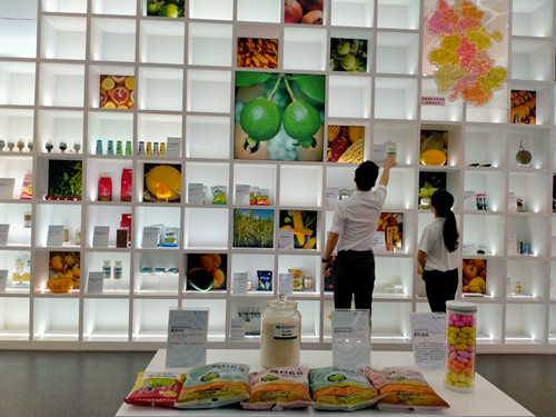 2-2感悟光辉历程 感受科技力量——行政党支部开展庆祝建党100周年主题党日活动_副本.jpg