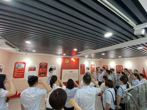 2-4感悟光辉历程 感受科技力量——行政党支部开展庆祝建党100周年主题党日活动_副本.jpg