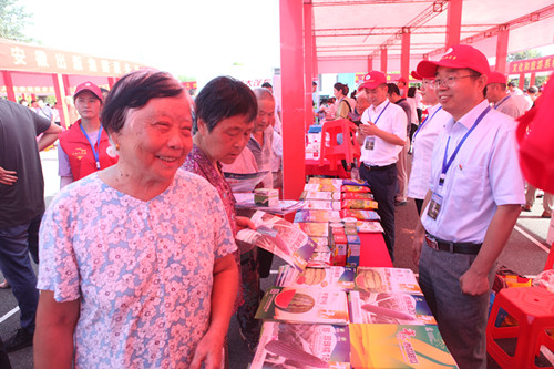 2-19999js金沙老品牌种业技术服务队“三下乡” 帮农助技_副本.jpg