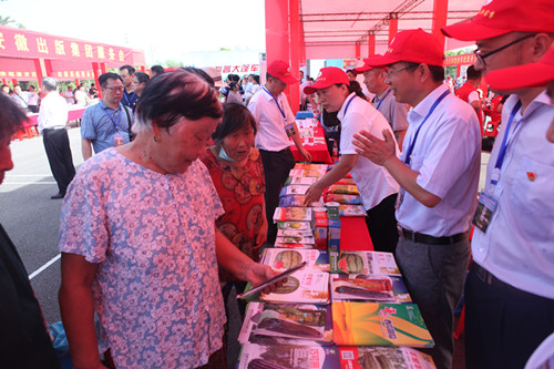 2-29999js金沙老品牌种业技术服务队“三下乡” 帮农助技_副本.jpg